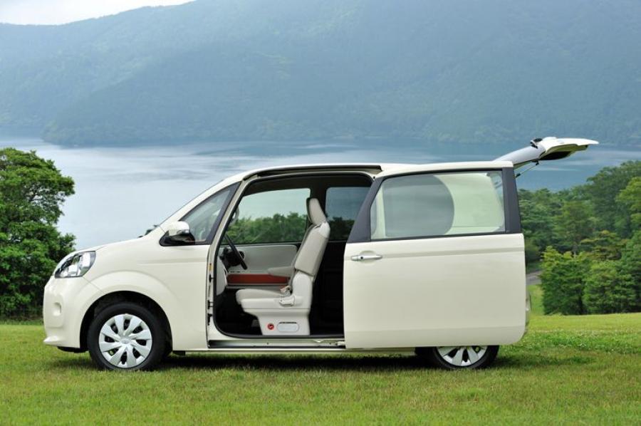  Toyota Porte 2013 года  (фото 4 из 12)